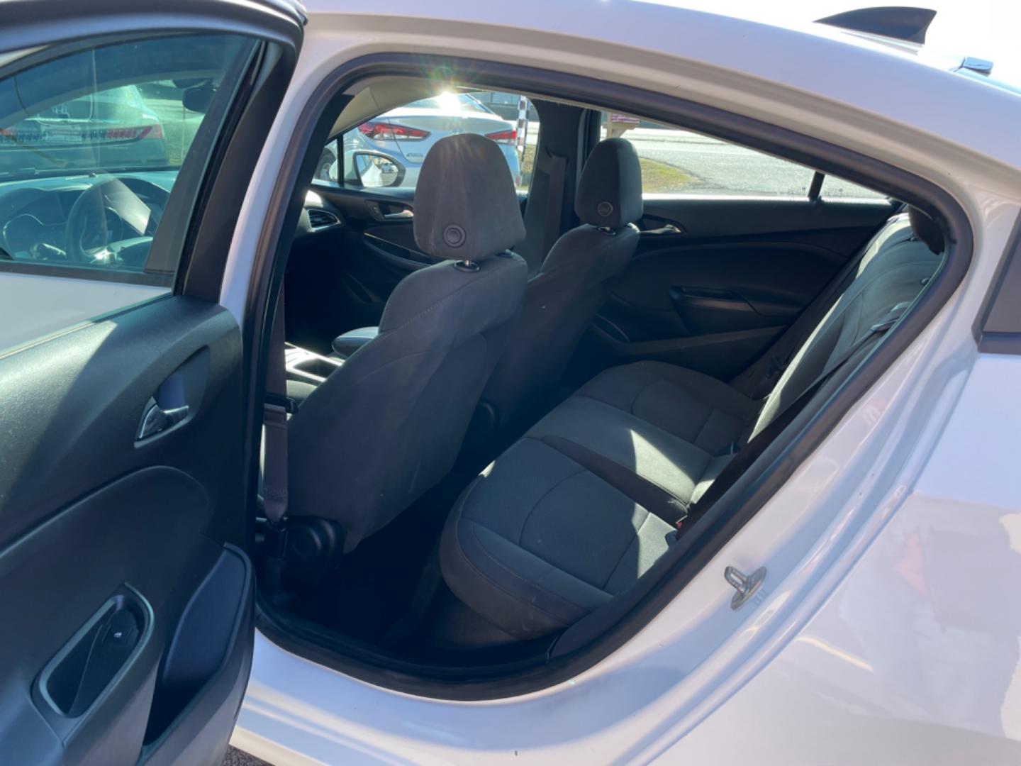 2017 White Chevrolet Cruze (1G1BC5SM0H7) with an 4-Cyl, Turbo, 1.4 Liter engine, Automatic, 6-Spd transmission, located at 8008 Warden Rd, Sherwood, AR, 72120, (501) 801-6100, 34.830078, -92.186684 - Photo#10